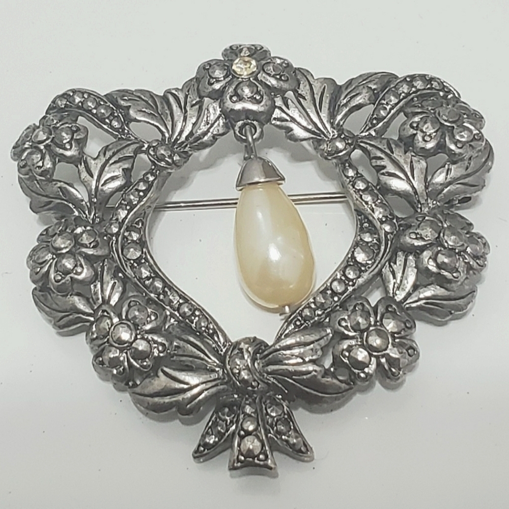 Beautiful Vintage Silver Tone Wreath Brooch.🌴